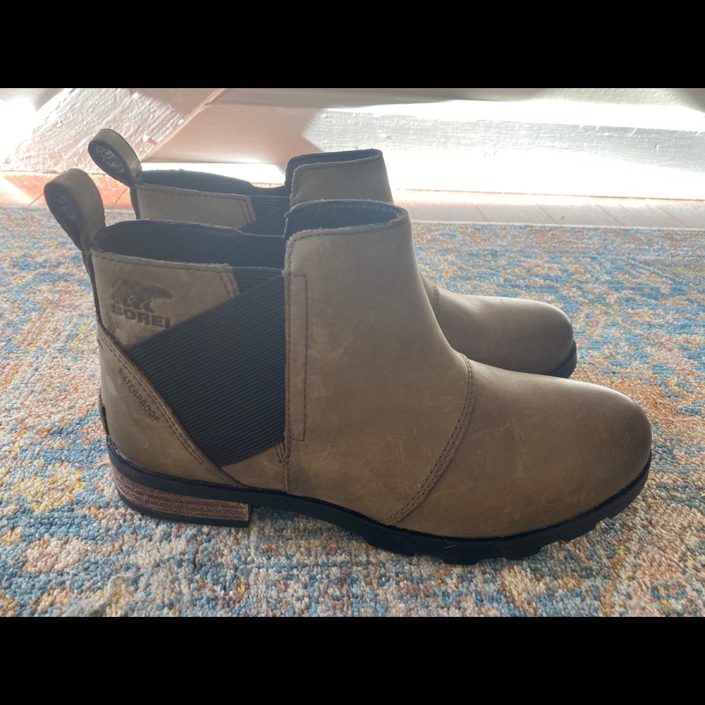 Sorel Emelie Chelsea Boots- size 8